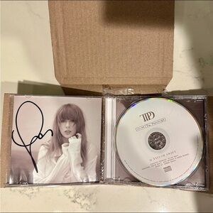 SIGNED Taylor Swift The Tortured Poets Department CD